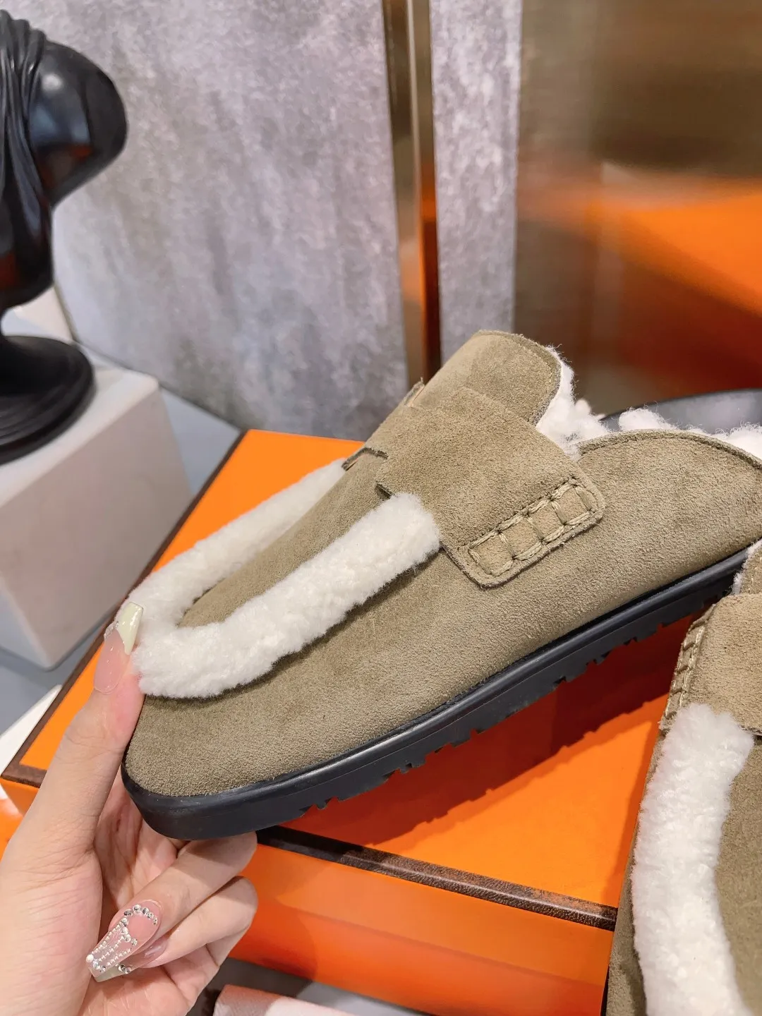 [H Family Hermès] P: 520💰 Size: Male 39-44 (45 customized) Female 35-40 (41 customized) HERMES Hermès top luxury version HERMES Hermès cute half-drag.  Jindian’s family language design! It looks good no matter how you match it! Casual and high-end feeling. The comfort is also great. Paired with various colorful socks, it gives a trendy and high-end feeling. The top version of real wool is high quality. ●Upper: imported cow suede. ●Inner: imported sheepskin. ●Foot pads: imported mixed sheepskin.
